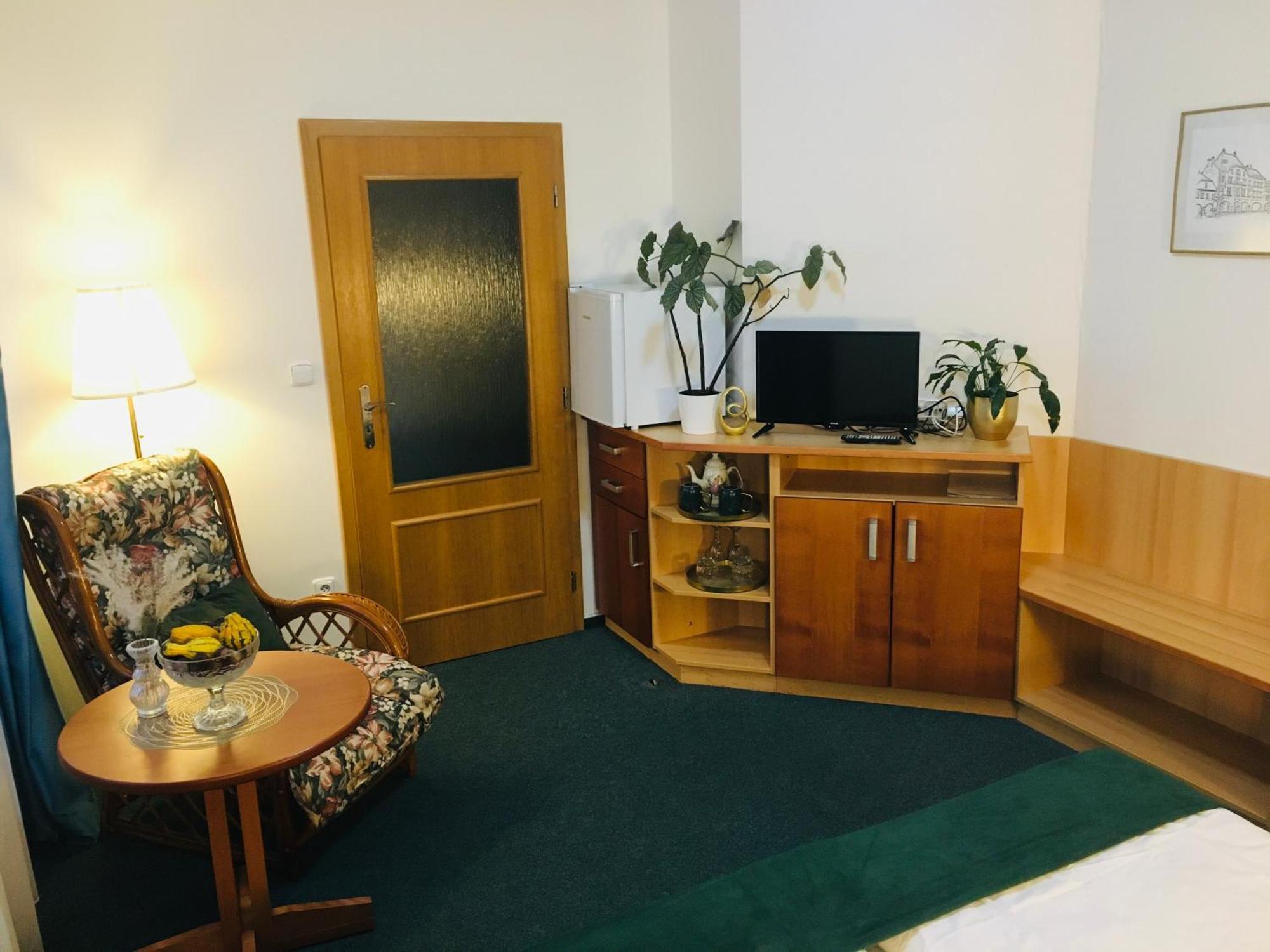 Penzion Hotelu Central Двур-Кралове-над-Лабем Экстерьер фото