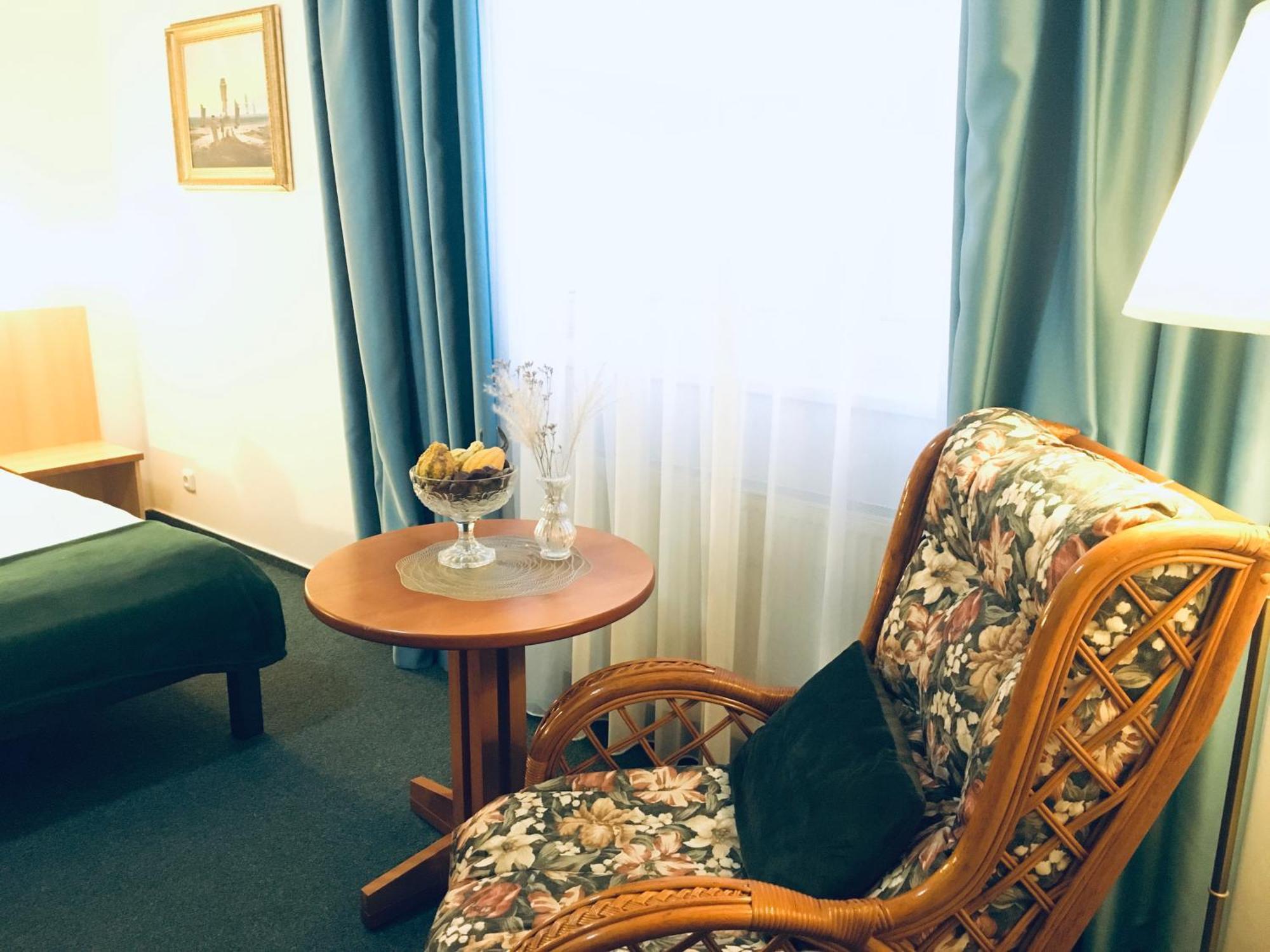 Penzion Hotelu Central Двур-Кралове-над-Лабем Экстерьер фото